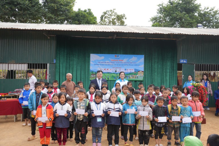 Các em nhỏ nhận quà từ chương trình "Tình nguyện mùa đông 2023 - Xuân tình nguyện 2024"