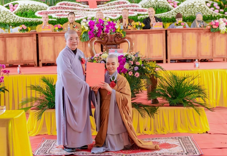 Ni trưởng Thích Đàm Hòa trao quyết định bổ nhiệm trụ trì chùa Vân Lỗi (Sùng Nghiêm tự) đến Sư cô Thích nữ Thanh Đức