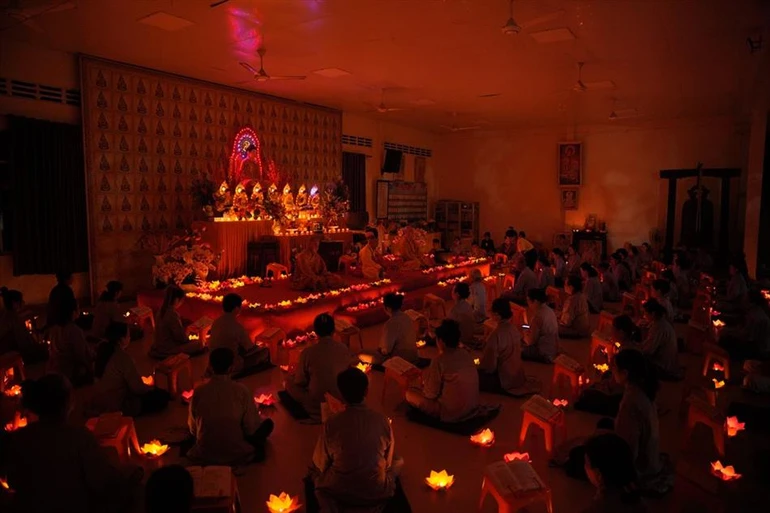 Đạo tràng chùa Ân Thọ thắp hoa đăng niệm Phật mừng vía Đức Phật A Di Đà