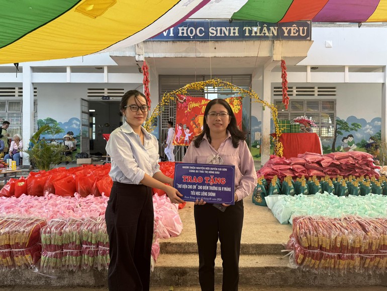 Tặng "Thư viện cho em" tại điểm trường Đạ R'Măng - Tiểu học Liêng Srônh, H.Đam Rông, Lâm Đồng - Ảnh: HDSG