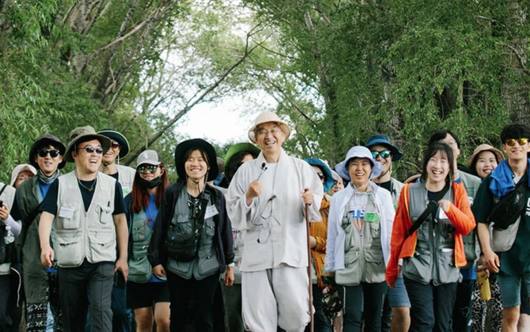 "Leo núi cho một bài tập trận quân sự khiến chúng ta cảm thấy đau đớn và khó chịu, trong khi cũng công việc đó nhưng chúng ta lại thích thú và háo hức khi giải trí. Bạn thấy đó, thái độ sẽ quyết định hạnh phúc hay khổ đau trong cuộc đời của chúng ta"