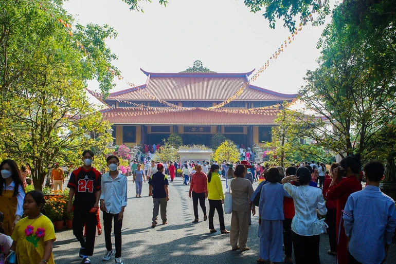 Đi lễ chùa đầu năm là nét đẹp truyền thống của người Việt Nam