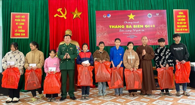 Trao quà đến các em học sinh nghèo, vượt khó học tập 