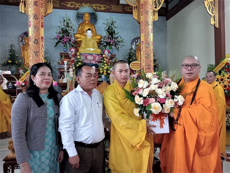 Tặng hoa chúc mừng Đại đức Thích Tịnh Thọ