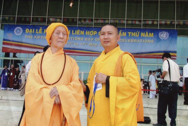 Hòa thượng Thích Hoằng Tri thị giả Sư ông - Đại lão Hòa thượng Thích Trí Tịnh dự Đại lễ Vesak Liên Hiệp Quốc lần thứ 5 - năm 2008