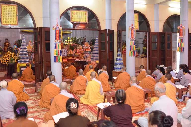 Khóa lễ tụng kinh tại chánh điện chùa Tích Sơn 