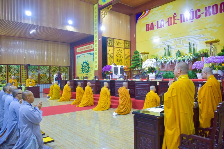 Chư tôn đức giới sư đàn Sa-di niêm hương bạch Phật - Ảnh: Quảng Đạo/BGN
