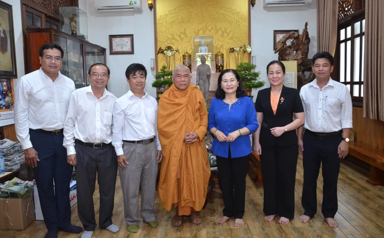 Chủ tịch HĐND TP.HCM Nguyễn Thị Lệ cùng đại diện lãnh đạo Ban Dân vận, Ủy ban MTTQVN và Ban Tôn giáo TP.HCM lưu niệm bên Hòa thượng Thích Giác Toàn tại pháp viện Minh Đăng Quang - Ảnh: Nguyên Tài/BGN