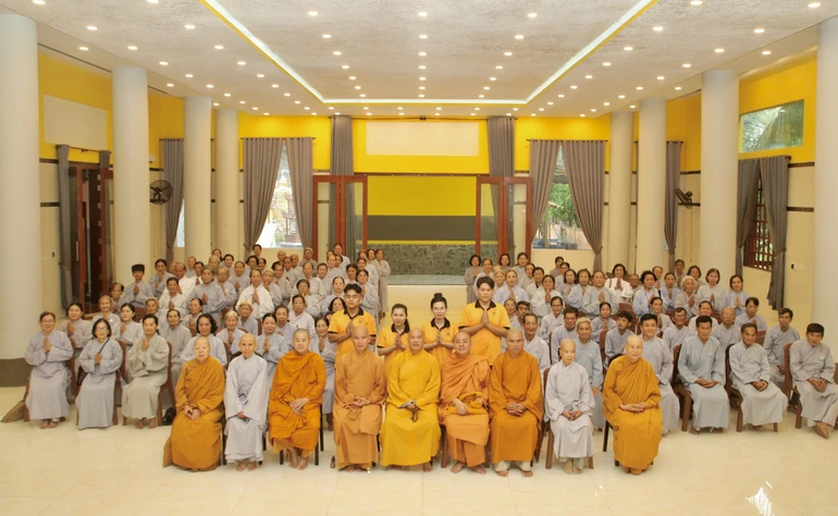 Phật tử đạo tràng chùa Phước Thới lưu niệm cùng chư tôn đức Ban Hoằng pháp GHPGVN tỉnh Tiền Giang