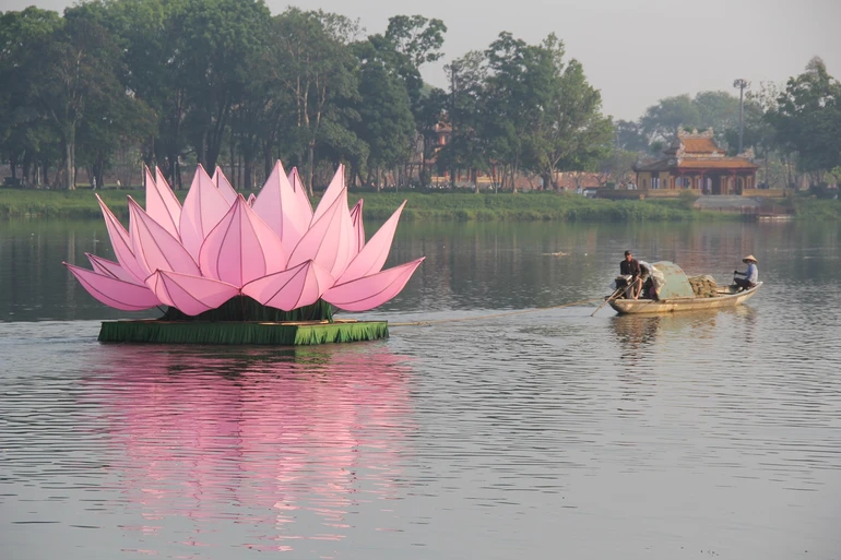 Từng hoa sen được lần lượt hạ thuỷ và cố định trên dòng Hương giang