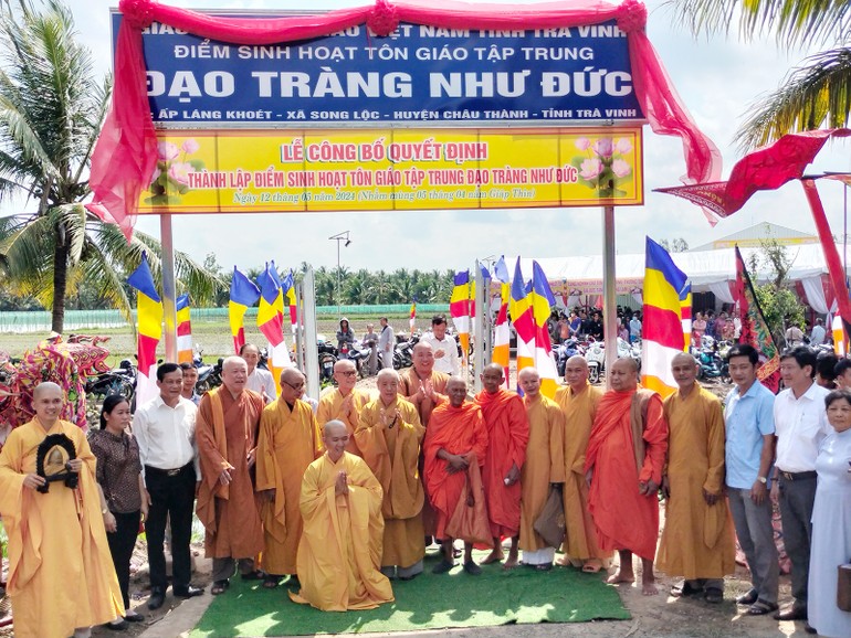 Chư tôn đức và lãnh đạo địa phương lưu niệm sau khi thượng bảng điểm sinh hoạt tôn giáo tập trung Đạo tràng Như Đức 