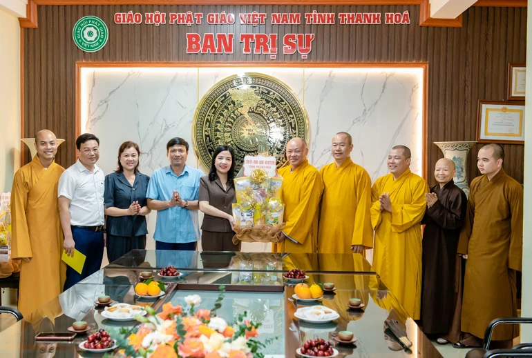 Tặng hoa chúc mừng Ban Trị sự GHPGVN tỉnh Thanh Hóa nhân Đại lễ Phật đản Phật lịch 2568