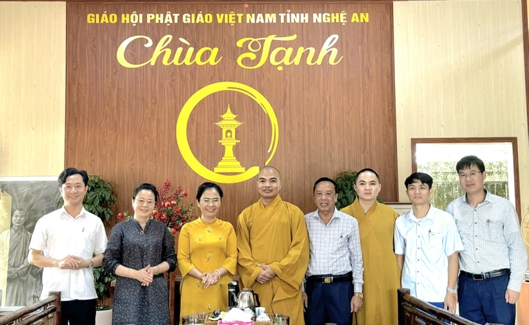 Đoàn thăm, chúc sức khỏe đến Đại đức Thích Tuệ Phúc, trụ trì chùa Tạnh (H.Yên Thành)