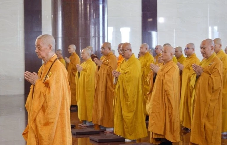 Đức Pháp chủ GHPGVN quang lâm chứng minh và giáo giới đến Tăng, Ni sinh tại Lễ tác pháp an cư - Ảnh: Bảo Toàn/BGN