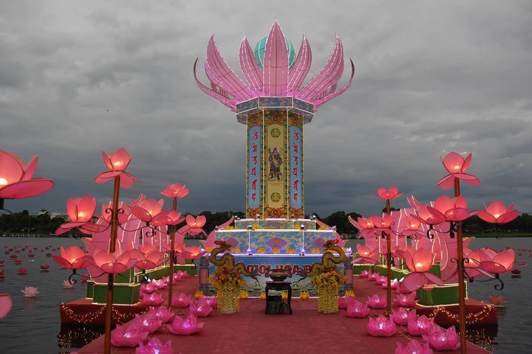 Đài đăng được thiết trí trên sông Hương