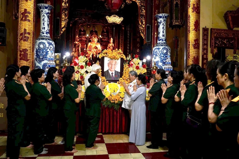 Di ảnh Tổng Bí thư Nguyễn Phú Trọng được thiết lập tại hạ trường chùa Quán Sứ (Hà Nội) - Ảnh: Cẩm Vân