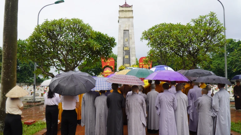 Lễ tưởng niệm anh linh các anh hùng liệt sĩ tại Nghĩa trang Liệt sĩ xã Tiên Dược, H.Sóc Sơn, Hà Nội
