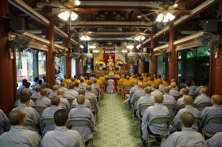 Quang cảnh buổi thăm, làm việc của phái đoàn Ban Trị sự GHPGVN TP.Hà Nội tại hạ trường chùa Hưng Khánh