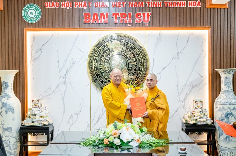 Trao quyết định bổ nhiệm Đại đức Thích Bản Sơn về trụ trì chùa Phật Tông (xã Quảng Nhân, H.Quảng Xương)