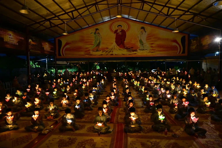 Đêm hoa đăng dâng trà tri ân công ơn sinh thành, dưỡng dục của cha mẹ
