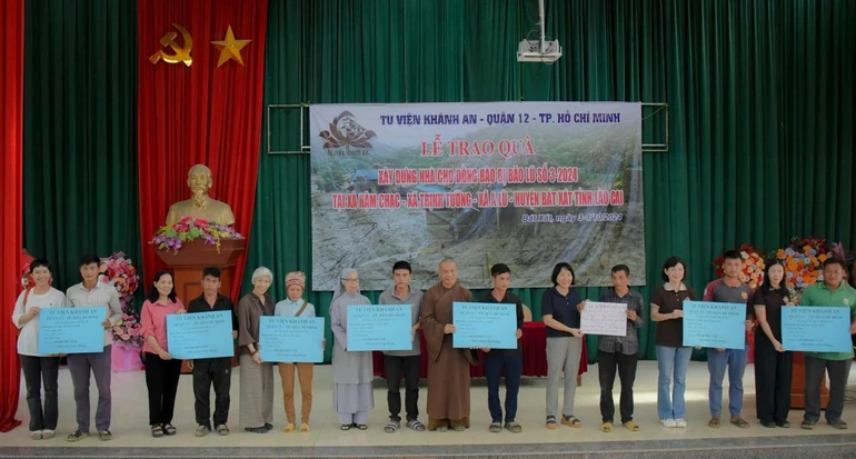 Trao bảng tượng trưng hỗ trợ xây dựng nhà cho đồng bào bị bão lũ tại H.Bát Xát, Lào Cai