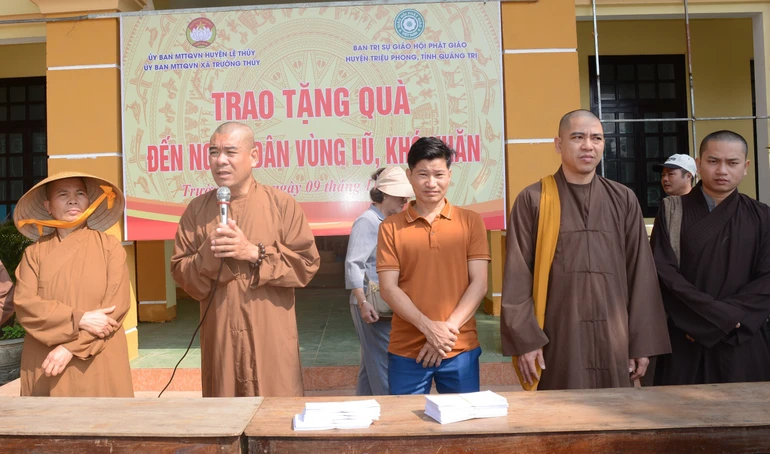 Đại đức Thích Nguyên Mãn phát biểu, chia sẻ cùng bà con tại H.Lệ Thủy, Quảng Bình