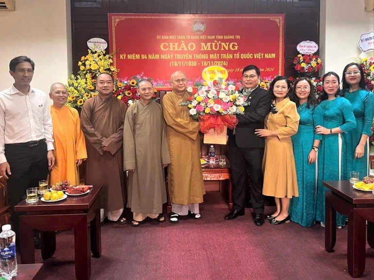 Đoàn Ban Trị sự GHPGVN tỉnh Quảng Trị tặng hoa chúc mừng Ủy ban MTTQVN tỉnh 