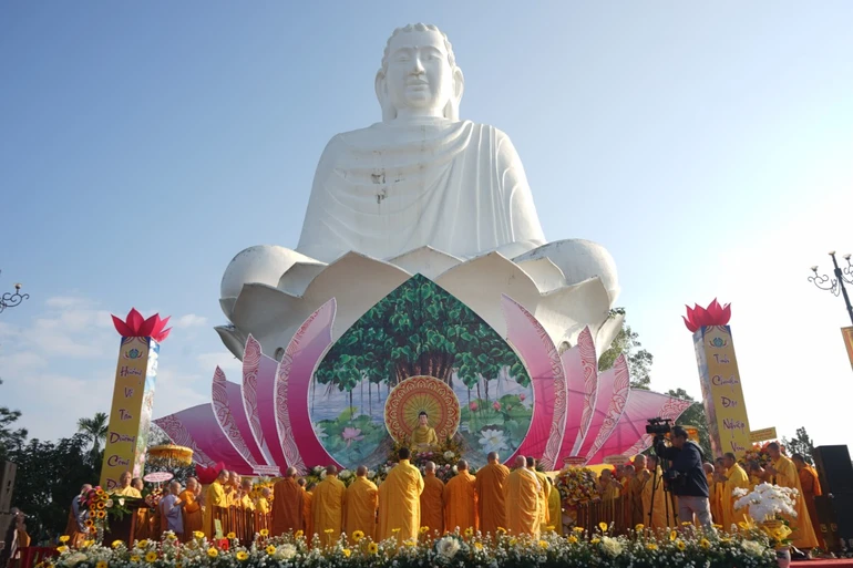 Trang nghiêm Lễ Phật thành đạo tại Thích Ca Phật Đài - chùa Quang Minh, (Q.Liên Chiểu, TP.Đà Nẵng)