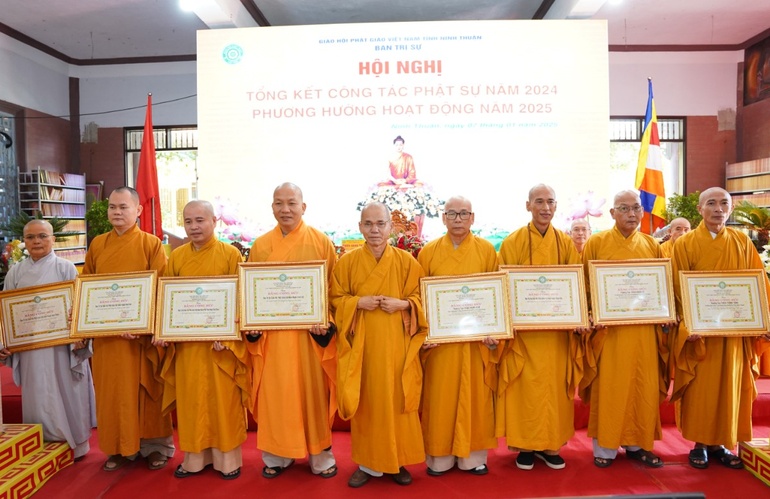 Trao Bằng tuyên dương công đức đến tập thể, cá nhân tiêu biểu