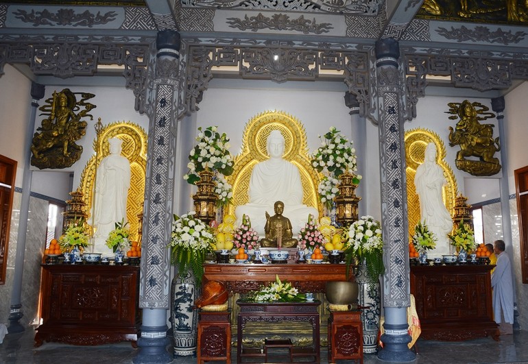 Tôn tượng Phật và Bồ-tát được an vị tại chánh điện chùa Thạch Hãn