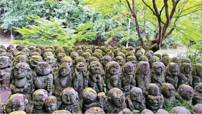 Với hơn 1.200 bức tượng đá được chạm khắc thủ công, mỗi tác phẩm tại đây không chỉ là biểu tượng của Phật giáo mà còn là câu chuyện của những con người đã tạo ra chúng