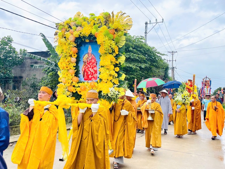 Phụng tống kim quan Trưởng lão Hòa thượng Thích Giác Trí nhập bảo tháp trong khuôn viên chùa Long Hòa
