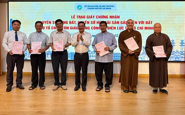Giám đốc Sở Tài nguyên và Môi trường TP.HCM Nguyễn Toàn Thắng trao sổ hồng đến đại diện các tổ chức tôn giáo
