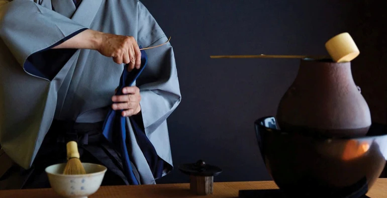 Từ xuất phát điểm là phong cách thưởng trà trong chốn thiền môn, trà đạo đã được phát triển, biến đổi để trở thành một hình thái được truyền bá ra thế tục với những chuẩn định mang tính nghi thức và nghệ thuật