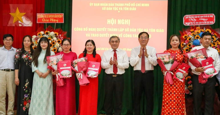 Lãnh đạo Sở Dân tộc và Tôn giáo trao quyết định nhân sự Văn phòng sở - Ảnh: Thảo Lê