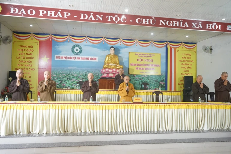 Chư tôn đức niệm Phật cầu gia hộ