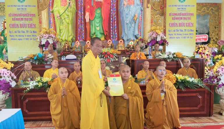 Thượng tọa Thích Minh Chánh trao quyết định bổ nhiệm trụ trì chùa Bửu Liên đến Đại đức Thích Thiện Tịnh 