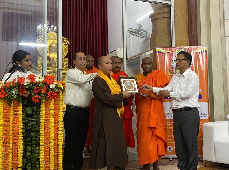 Các đại biểu, học giả giao lưu tại hội thảo