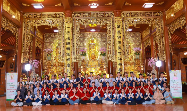 Các bạn sinh viên Trường Đại học Khoa học Tự nhiên lưu niệm sau buổi sinh hoạt ngoại khóa tại chùa Thiên Quang (Dĩ An, Bình Dương)