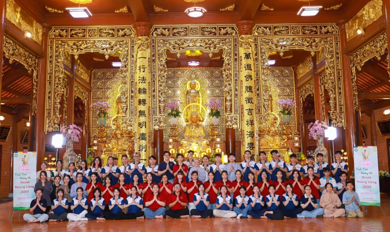 Các bạn sinh viên Trường Đại học Khoa học Tự nhiên lưu niệm sau buổi sinh hoạt ngoại khóa tại chùa Thiên Quang (Dĩ An, Bình Dương)