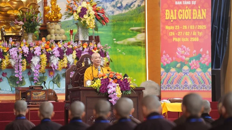 Hòa thượng Thích Bảo Nghiêm quang lâm giáo giới cho các giới tử tại Đại giới đàn TP.Hà Nội, sáng nay 24-3