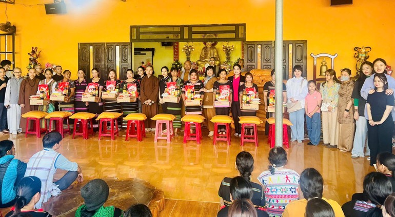 Trao quà đến đồng bào dân tộc Châu Mạ tại thôn 1, xã Lộc Bảo, H.Bảo Lâm, tỉnh Lâm Đồng