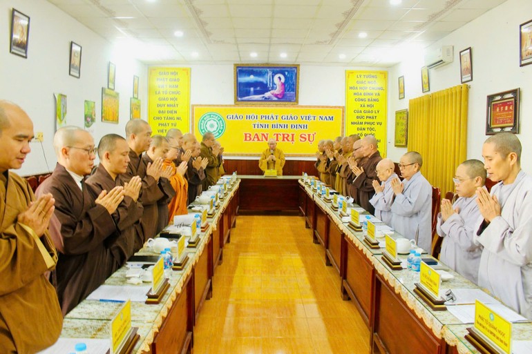 Chư tôn đức tham dự cuộc họp niệm Phật cầu gia bị