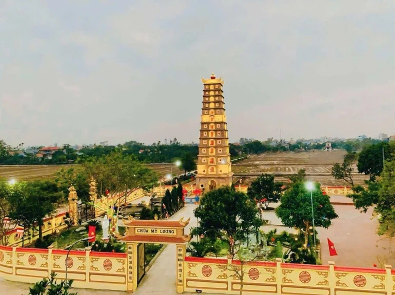 Ngôi bảo tháp cao 13 tầng tại chùa Mỹ Lương (thôn Khám Lường, xã Tân Hòa, H.Hưng Hà, Thái Bình)