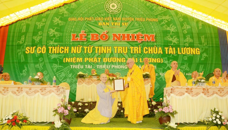 Hòa thượng Thích Thiện Tấn trao quyết định bổ nhiệm trụ trì chùa Tài Lương đến Sư cô Thích nữ Từ Tịnh