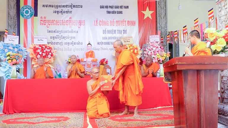 Hòa thượng Danh Đổng trao quyết định bổ nhiệm trụ trì chùa Trà Phọt đến Đại đức Tiên Cương