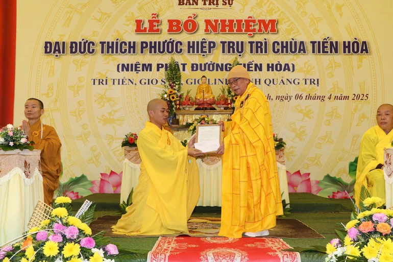 Hòa thượng Thích Thiện Tấn trao quyết định bổ nhiệm trụ trì chùa Tiến Hòa đến Đại đức Thích Phước Hiệp