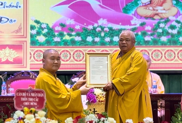 Thượng tọa Thích Thiện Hưởng trao quyết định bổ nhiệm trụ trì chùa Tiền Đình đến Đại đức Thích Phúc Khánh