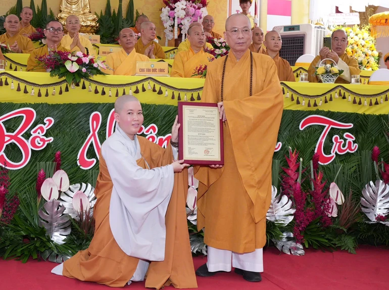 Thượng tọa Thích Huệ Khai trao quyết định bổ nhiệm trụ trì chùa Đức Viên đến Sư cô Thích nữ Trung An