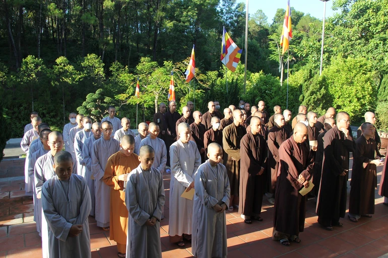 Tăng Ni sinh tham dự kỳ thi tuyển sinh cử nhân Phật học khóa XV - Học viện Phật giáo VN tại Huế